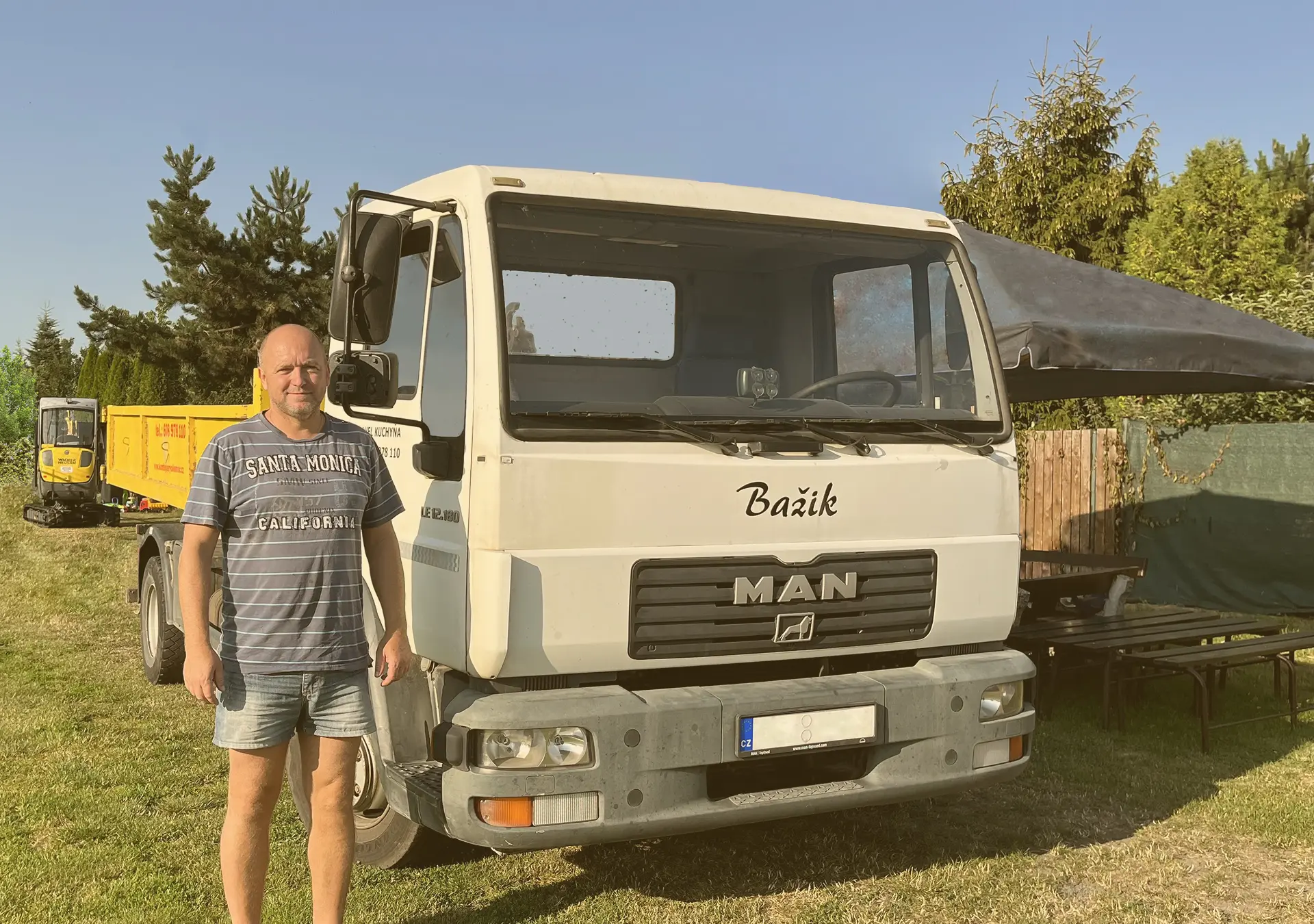 Pavel Kuchyňa u nákladního vozu pro kontejnerovou dopravu